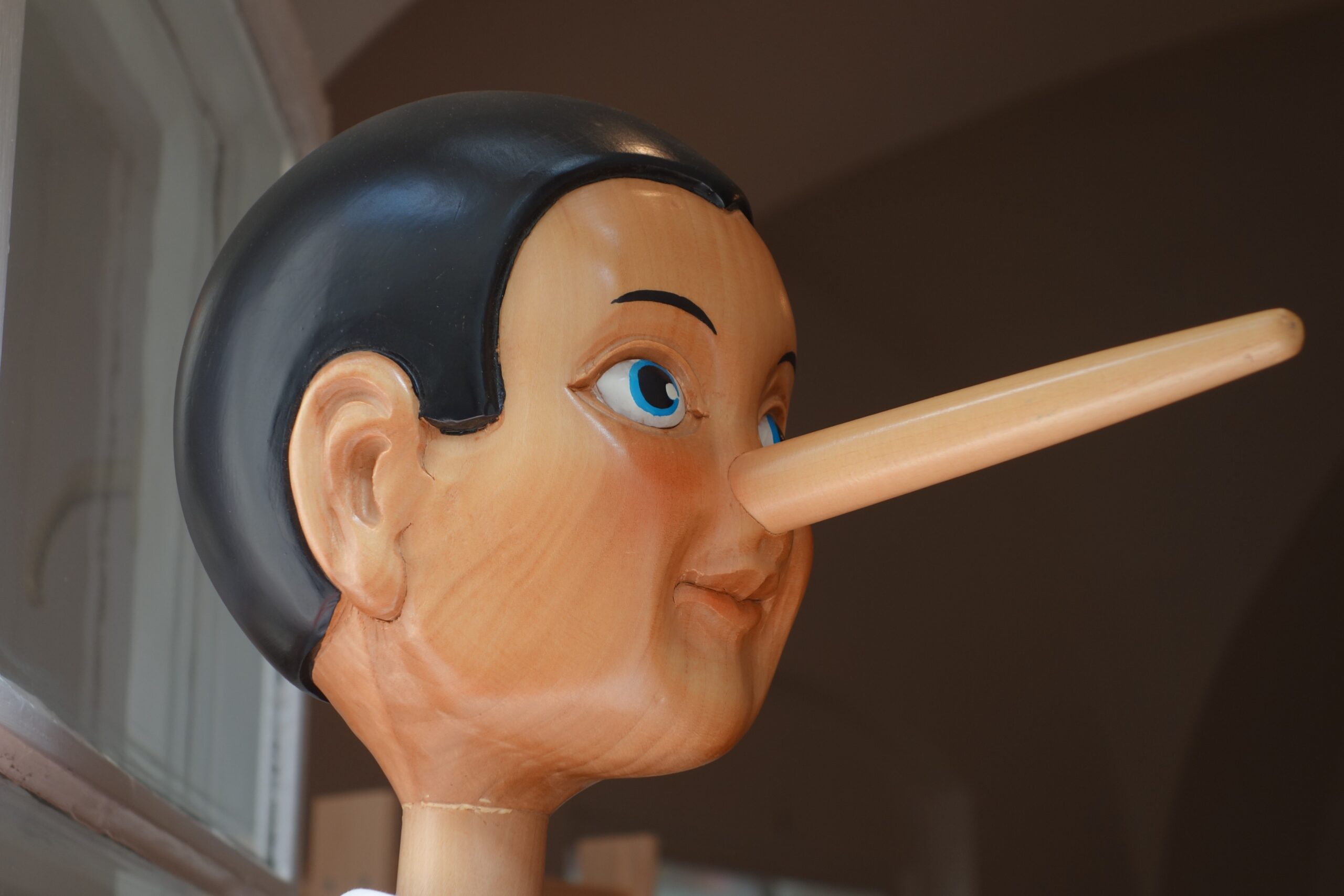 Pinocchio, der Junge, dessen Nase bei jeder Lüge beträchtlich wächst, was ihn verrät und letztlich vom Lügen abbringt.